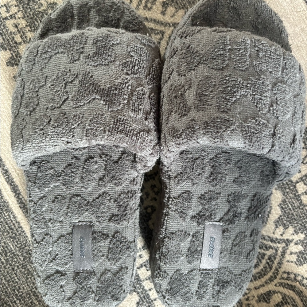 Skims slippers.